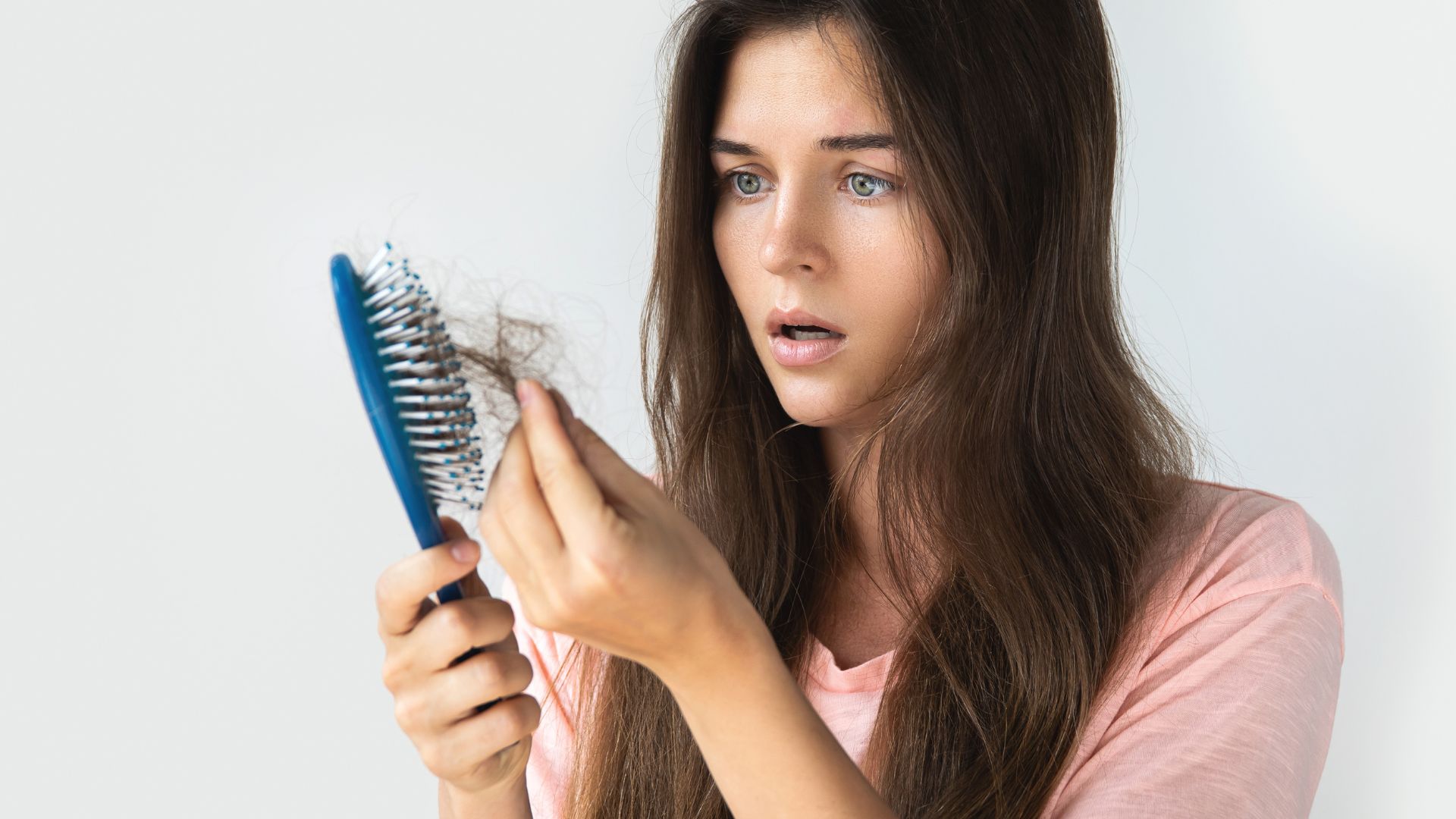 Vypadávanie vlasov môže byť frustrujúce Ako proti nemu účinne bojovaťa(1)